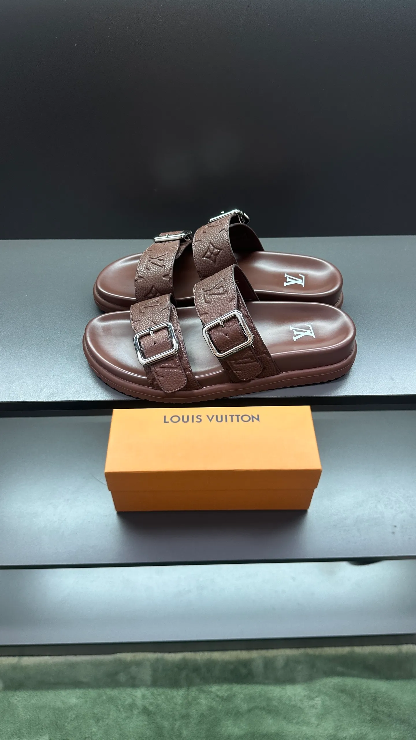 P320 🔍Top purchasing agent LV men's spring and summer slippers counter synchronized. The uppers are made of cowhide fabric imported from Italy, with logo graphics and high-quality craftsmanship. The soles are: original soles specially provided by the original factory. Exclusive molded soles are super comfortable. Original factory follow-up orders. 🔍🔍High quality. You can enter and exit the counter at will. Welcome to compare. Size 38-45